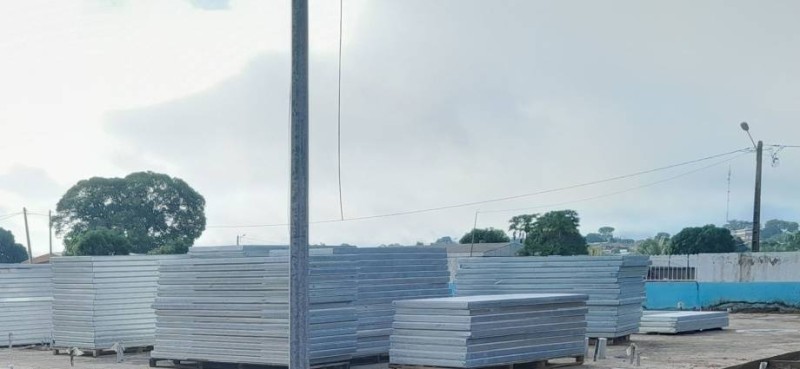 Une vue du matériel préfabriqué sur la plate-forme du bloc obstétrical de Niakara.