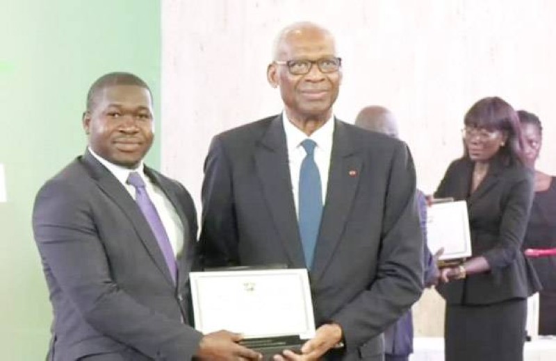 Patrice Adayé, directeur général de la structure (à gauche), était heureux de recevoir son prix. (Ph: Dr)