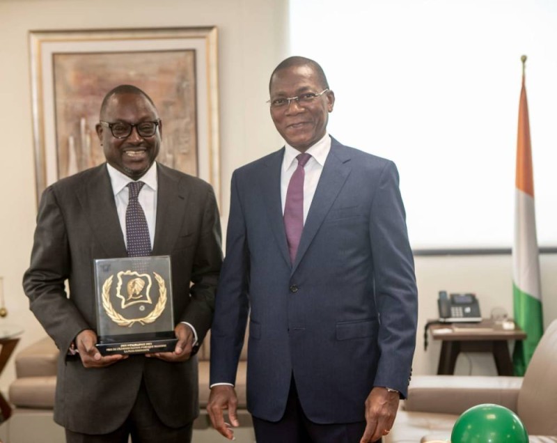 Le ministre Bruno Koné félicite son collaborateur (Photo DR)