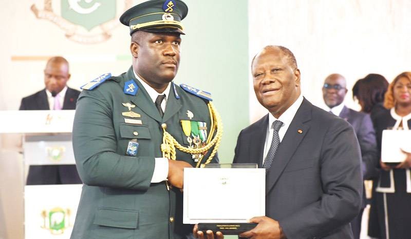 Le chef d’Escadrons Bla-Toh Guissi, chef du Bureau opérations et instructions du 1er Bataillon blindé, lauréat du Prix d’excellence des armées, recevant son prix. (Ph: BIPA)