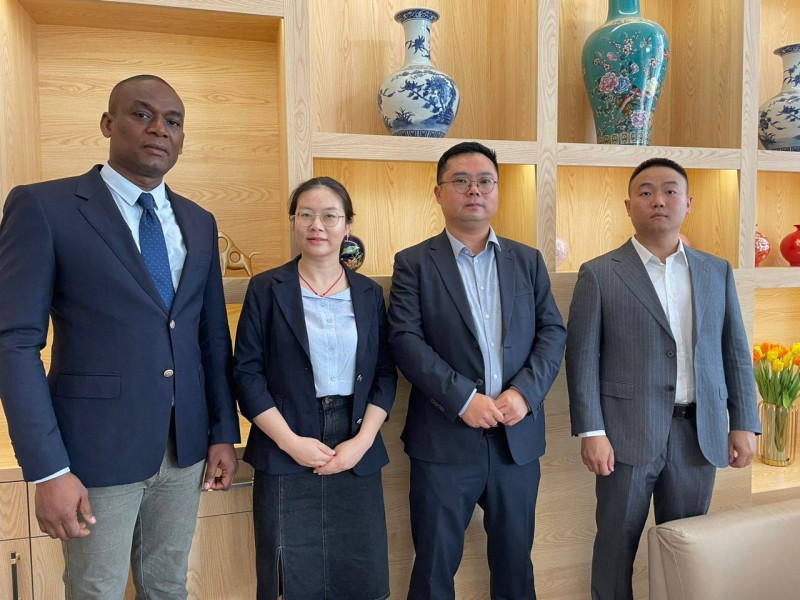 des dirigeants commerciaux de Clw Group et de Weiyu Truks, des spécialistes en gros camions et d'engins. (DR)