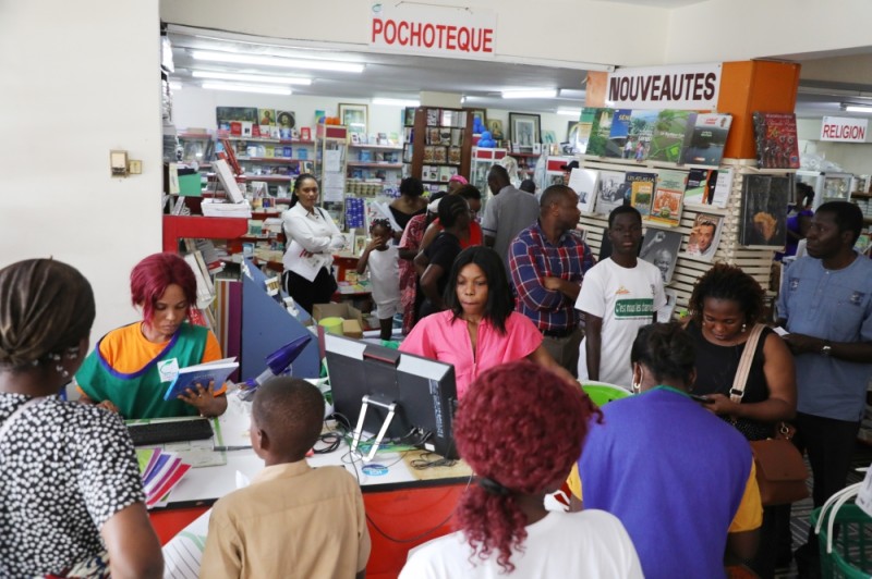 Il y a de l’affluence à la librairie Carrefour. (PHOTOS: Julien Monsan)
