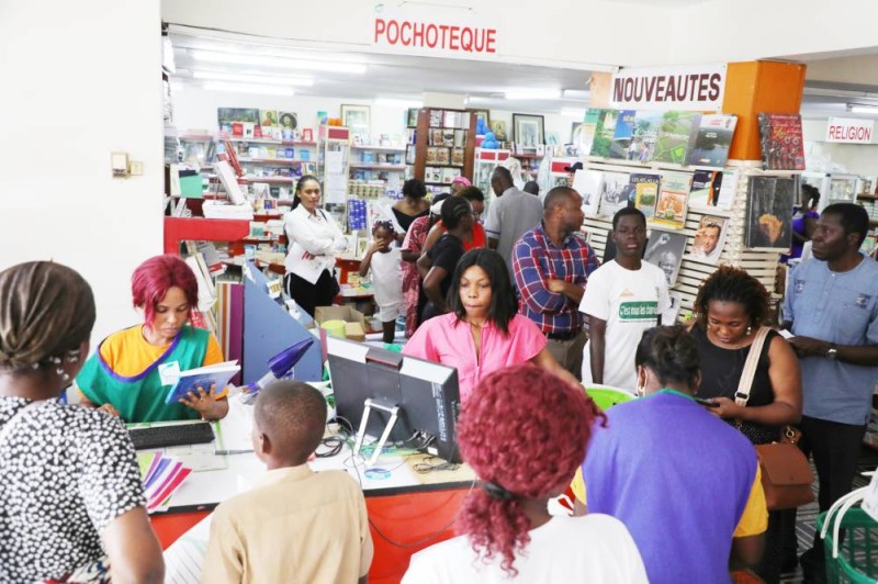 Il y a de l’affluence A la librairie Carrefour. Julien Monsan