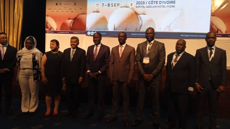 Des participants à Gpl Expo posent avec le ministre Sangafowa Coulibaly (Photo Bavane)