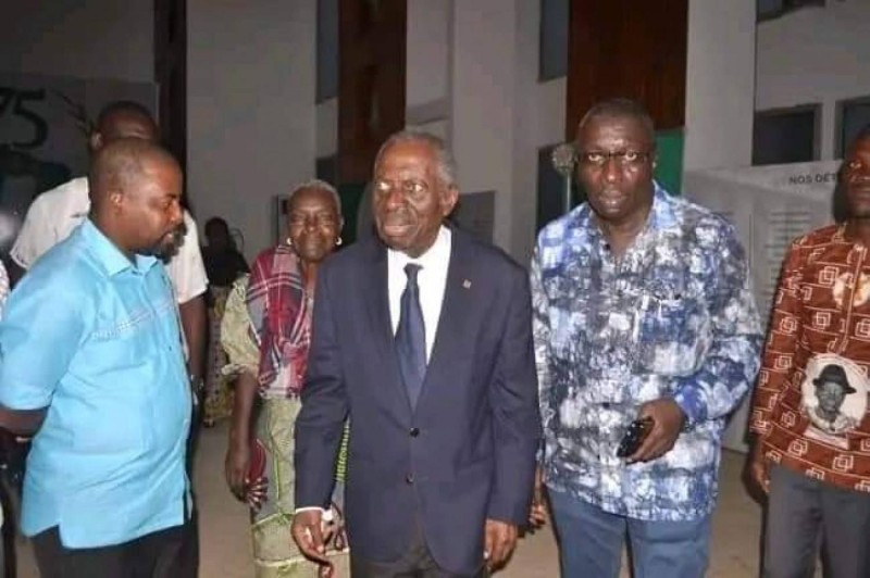 Le président  intérimaire du Pdci-Rda (en costume)