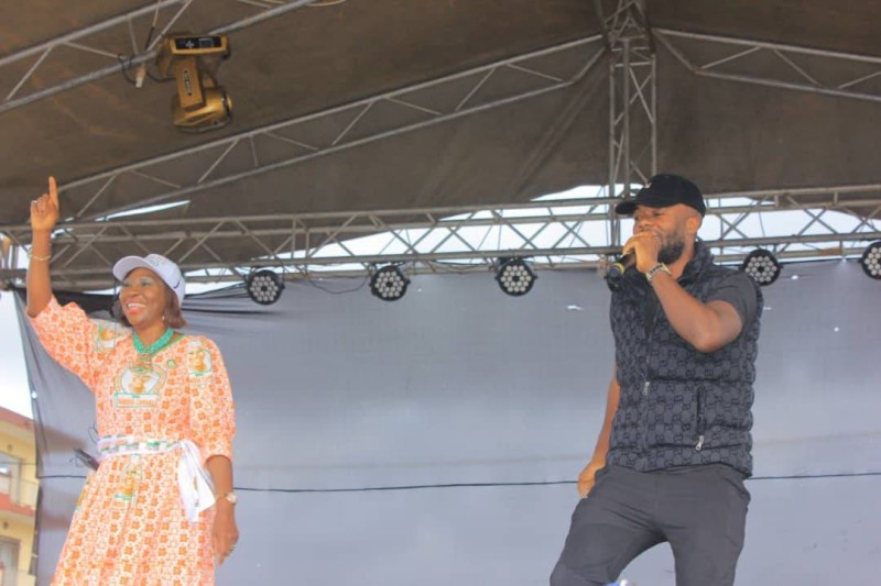 Kandia Camara en parfaite communion en compagnie de Dj Kerozen. (DR)