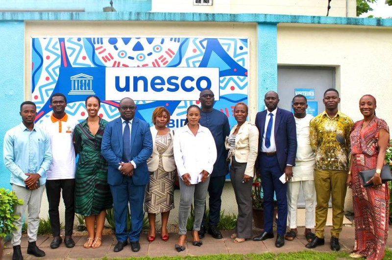 Les officiels ont posé avec des jeunes membres du Réseau initiateur de l'évènement. (Dr)