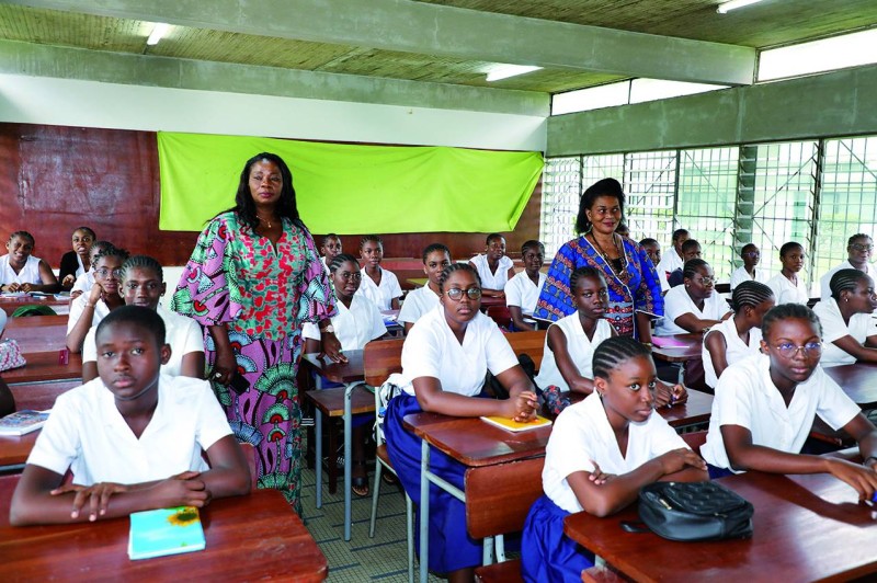 La Proviseure du lycée Sainte Marie de Cocody et les élèves. (Ph: Julien Monsan)