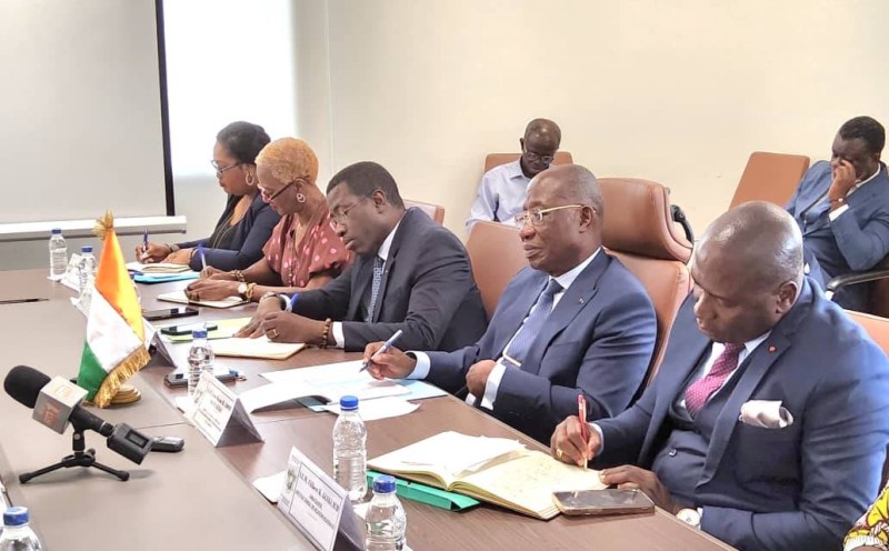 Le ministre délégué Adom Houaja (2e à partir de la droite) s’est réjoui de l’excellence des relations entre la Côte d’Ivoire et l’Argentine.