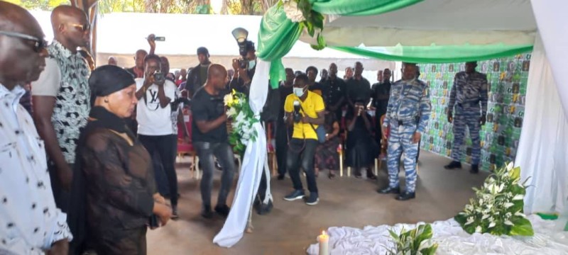Henriette Bédié s’est d’abord inclinée sur l’autel mortuaire avant de recevoir la compassion des populations. (Ph: Dr)