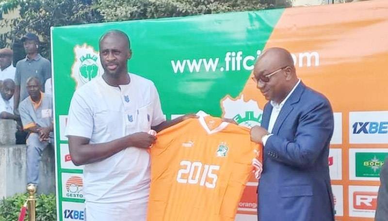 Yaya Touré recevant son maillot des mains d'Idriss Diallo. (Ph: Dr)