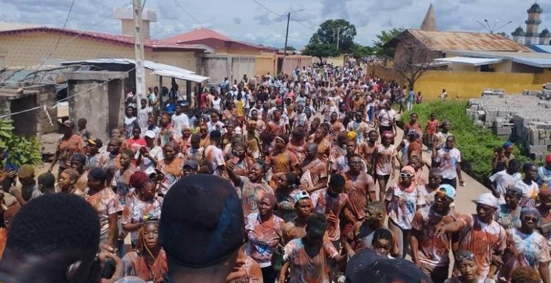Les jeunes dans la rue de Kani pour célébrer le crazy day. (Ph: Dr)