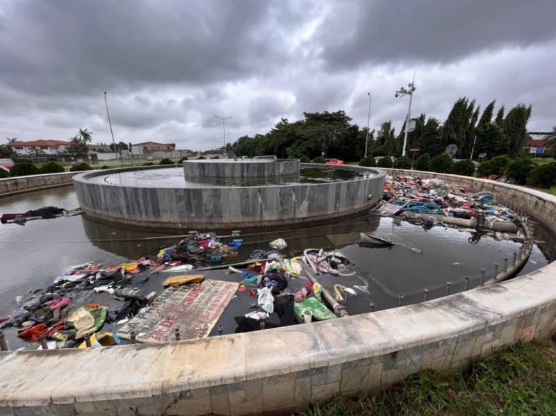 Les riverains et les usagers du carrefour Mel Théodore attendent un bon Samaritain qui viendrait redonner fière allure à cette partie de la commune présidentielle comme elle était avant. (Ph: KALOGA)