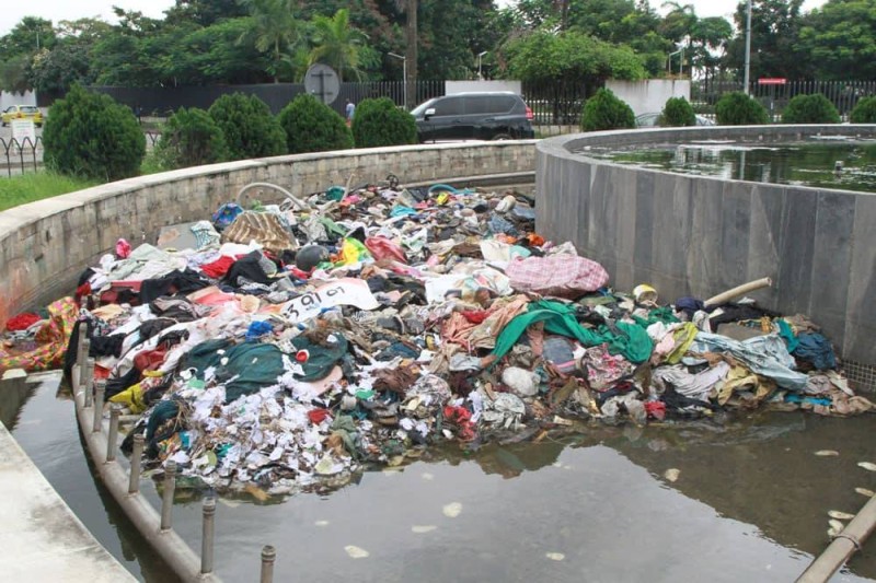 La fontaine est devenue un dépôt sauvage d'ordures. (Ph: KALOGA)
