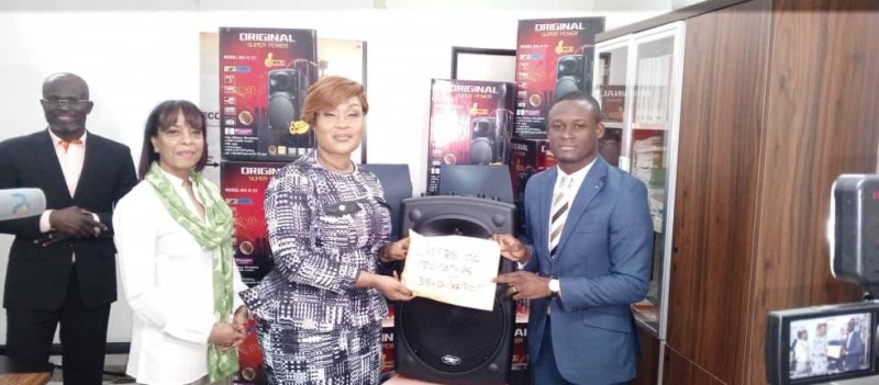 Remise symbolique de matériel au représentant des jeunes par la ministre Myss Belmonde Dogo. (Ph Dr)