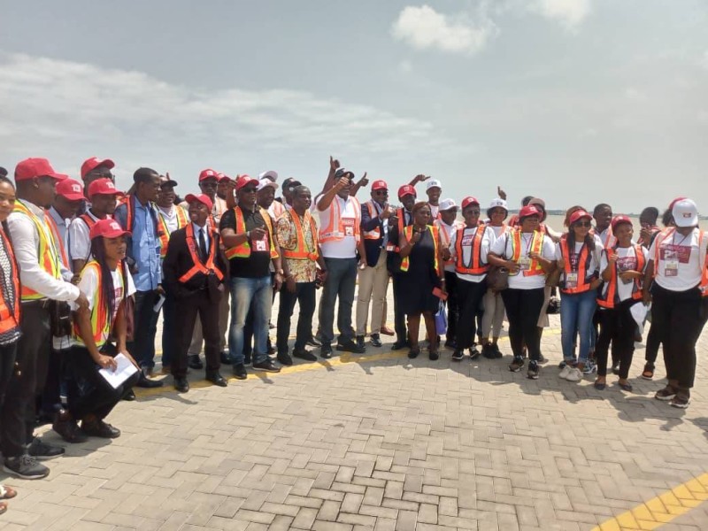Photo de famille à l'issue de la visite du Port autonome d'Abidjan. (Franck YEO)
