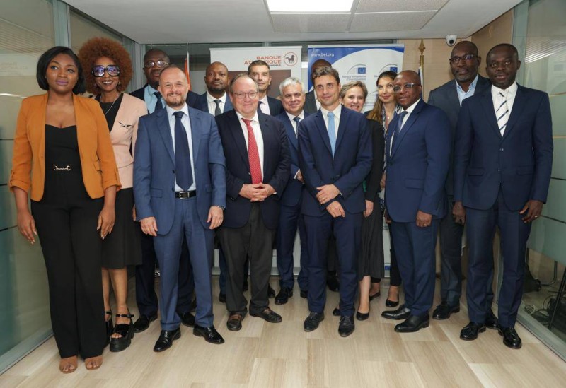 Photo de famille à l'issue de la signature de l'accord de financement. (DR)