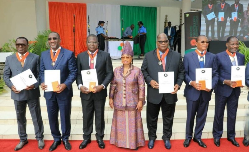 Le ministre Laurent Tchagba et plusieurs de ses collègues pose avec la présidente du Consei constitutionnel