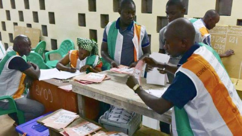 Des agents de la Cei lors d'un dépouillement des bulletins de vote. (Photo d'archives)