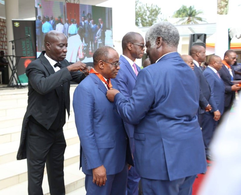 Le ministre N'Guessan Koffi a reçu sa distinction des mains du ministre, gouverneur Beugré Mmabé. (DR)