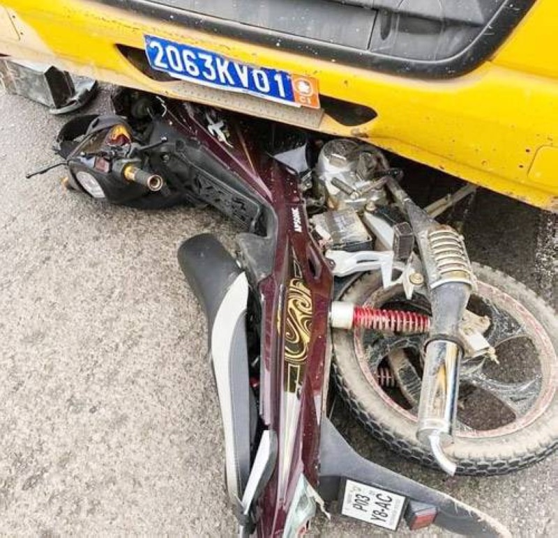 La moto s'est retrouvée sous le camion. (Ph: Dr)