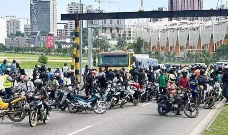 Des livreurs ont envahi le lieu de l'accident quand ils ont appris la mort d'un des leurs. (Ph: Dr)