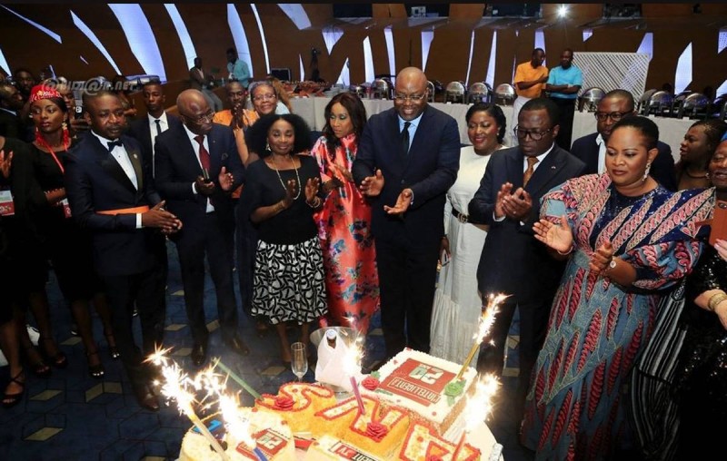 La coupure du gâteau marquant les 20 ans de L'Intelligent d'Abidjan 