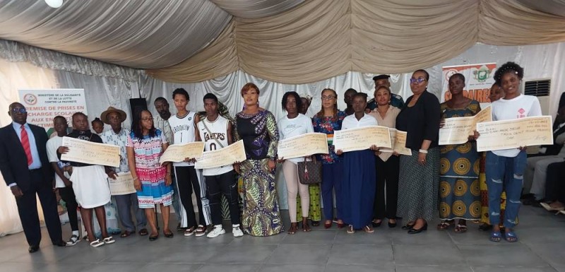 Remise symbolique de bons de prise en charge scolaire à certains bénéficiaires. (Ph: Dr)