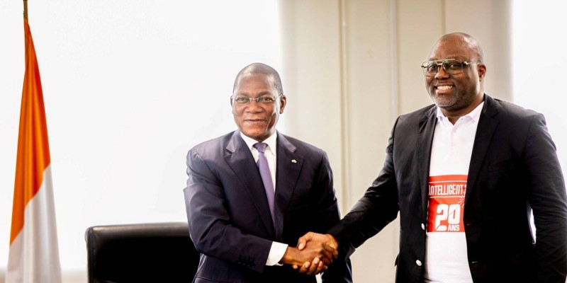 Le ministre Bruno Koné cngratulant le Dg de L'Intelligent d'Abidjan