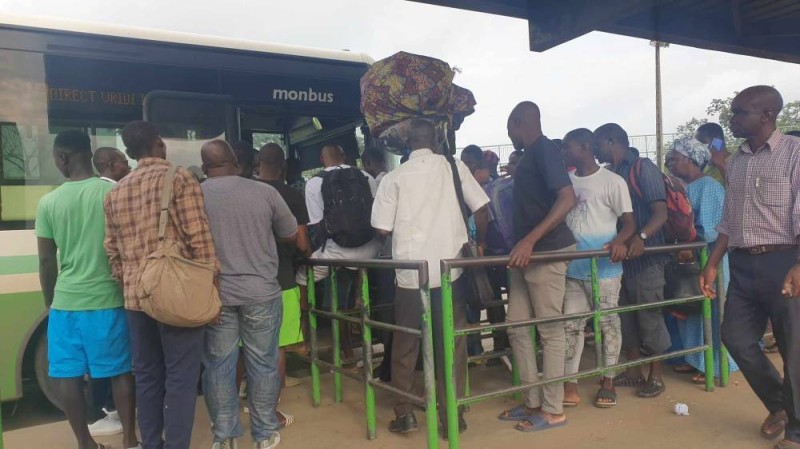 De nombreuses personnes ont recours au bus pour se déplacer en raison du prix abordable du ticket. (Ph: Dr)
