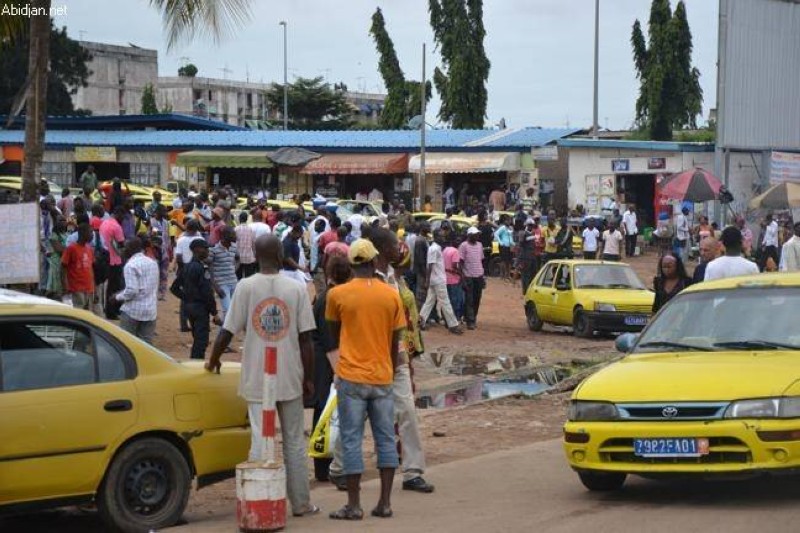 Une gare de Wôrô-Worô à Cocody pris d'assaut par des citadins. (Ph: Dr)
