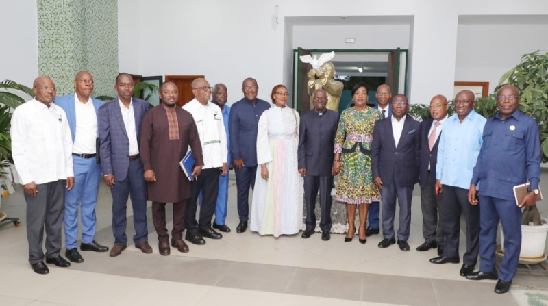 Des membres du secrétariat exécutif autour de leur président. (Ph: Bosson Honoré)