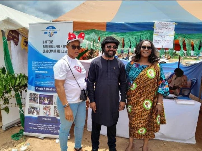L’artiste jazzman Constant Boty en compagnie de Judith Akéké (à droite) présidente de ‘’Initiatives Développement’’.