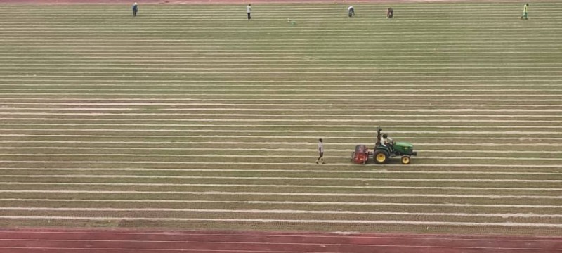 



Le sablage du sol  est en cours en attendant de recevoir la nouvelle pelouse. (photos : dr) 