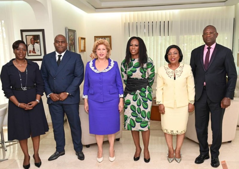 La photo de famille de la délégation de Mme Sulu avec la Première Dame Dominique Ouattara
