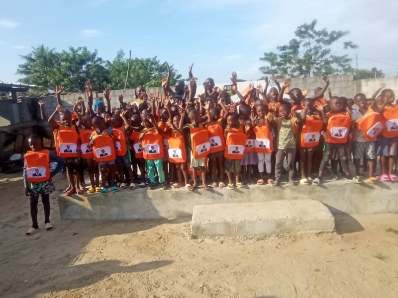 Les enfants heureux de recevoir des kits pour leur année scolaire. (Ph: Bavane)