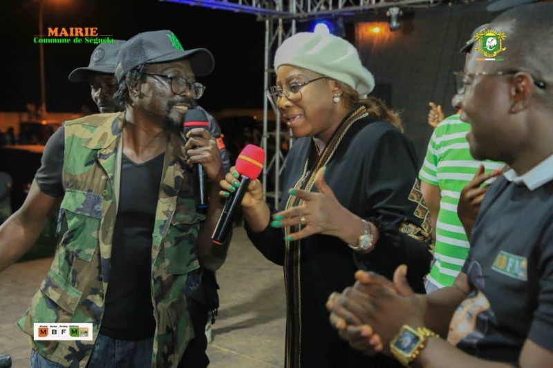 Le maire de Séguéla, Dr M'Bahia Bamba Mafériama avec Ismaël Isaac, lors du concert.  