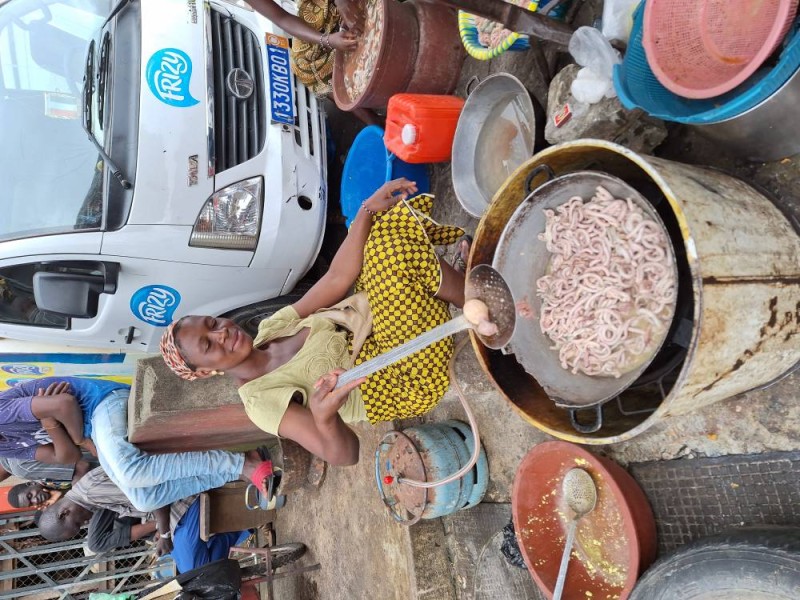 Dame Ouattara  fait cuire les intestins de poulet. (PN)