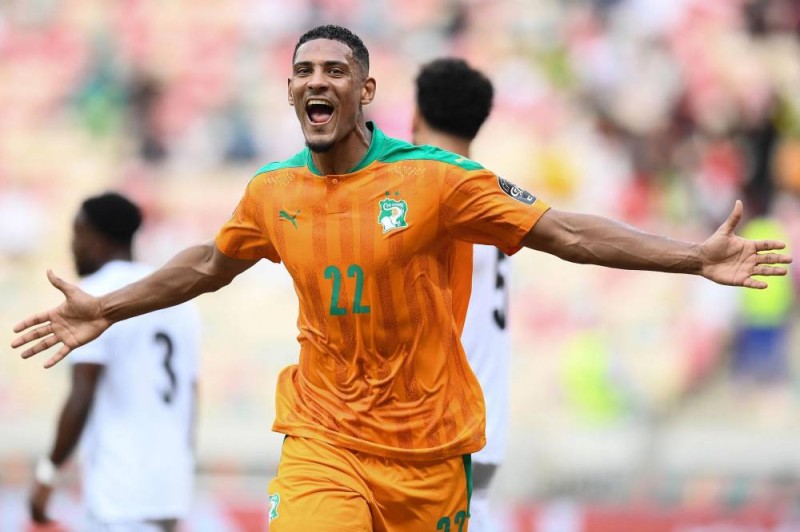 (FILES) In this file photo taken on January 16, 2022 Ivory Coast's forward Sebastien Haller celebrates scoring his team's first goal during the Group E Africa Cup of Nations (CAN) 2021 football match between Ivory Coast and Sierra Leone at Stade de Japoma in Douala. (Photo by CHARLY TRIBALLEAU / AFP)