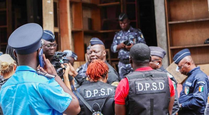 Le Préfet de police Dosso Siaka entouré de ses collaborateurs. (Ph: DGPN)