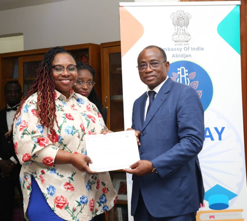 Le ministre N'Guessan Koffi (à droite) remettant le diplôme d'une stagiaire. (dr)