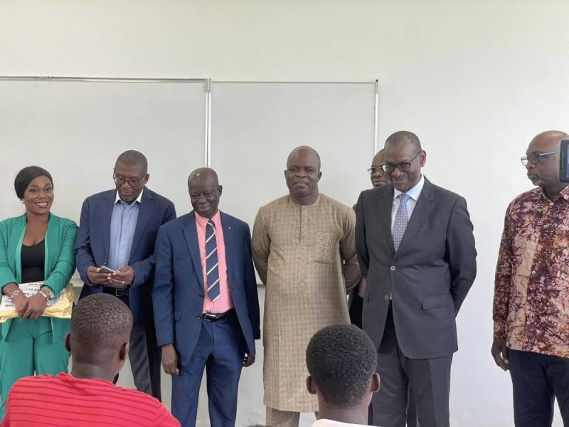 Le directeur de cabinet, Moustapha Sangaré (2e à partir de la droite) a présidé le lancement des épreuves. (DR)
