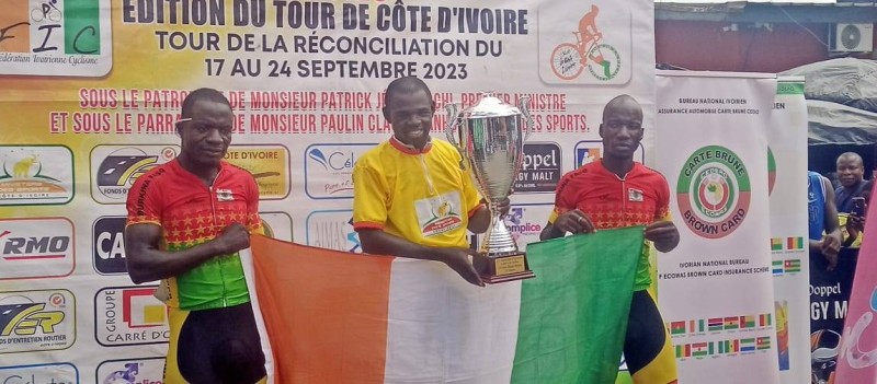 Les Ivoiriens tenant fièrement le drapeau de la Côte d'Ivoire. (Dr)