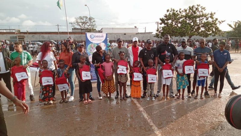 Des enfants qui ont reçu des kits remercient le donateur. (Ph: Bavane)