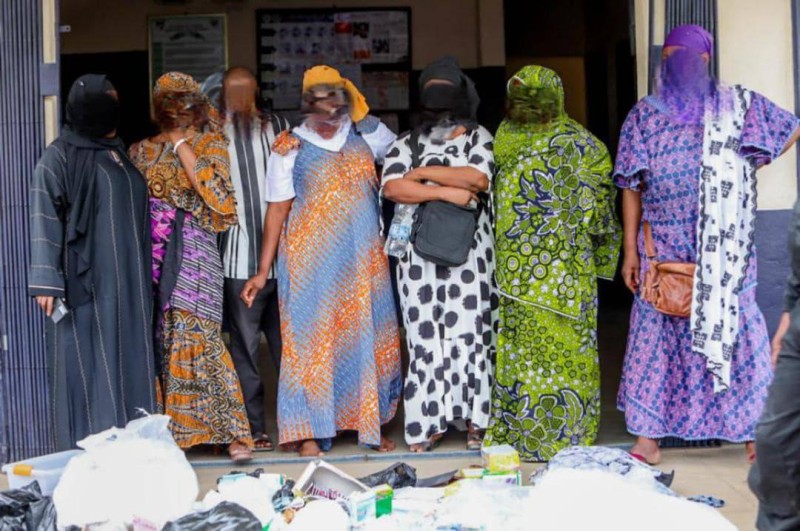 Une vue des personnes interpellées pour vente de la drogue "kadhafi". (Ph: Dr)