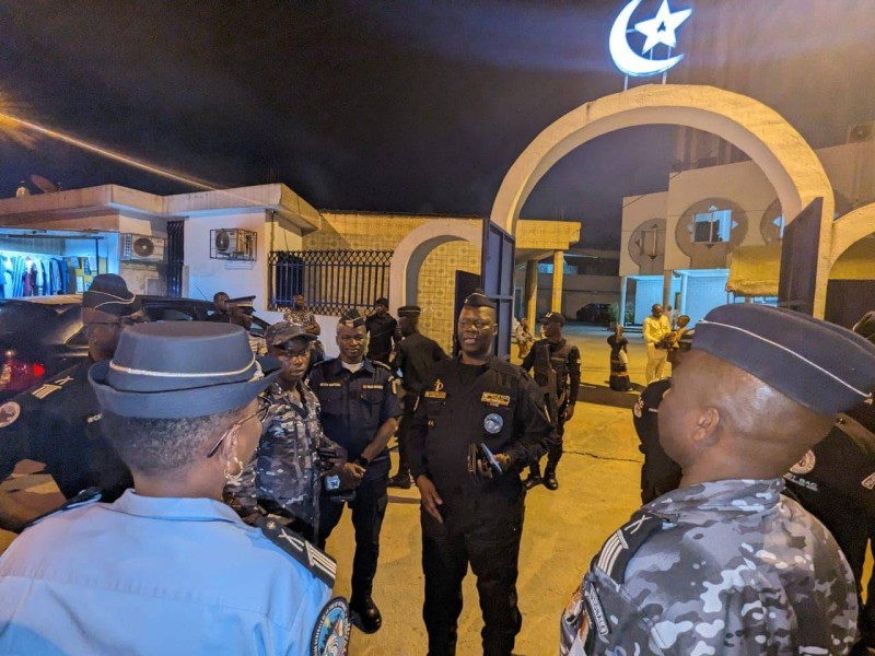 Les forces de l'ordre devant une mosquée. (DR)