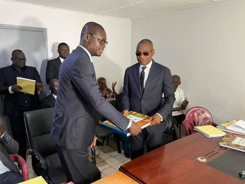 Passation des charges entre le maire sortant et le nouveau. (DR)