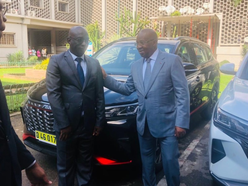 Le ministre Sansan Kambilé (à droite) félicitant un des récipiendaires, après lui avoir remis la clé d'un véhicule. (Ph: Dr)