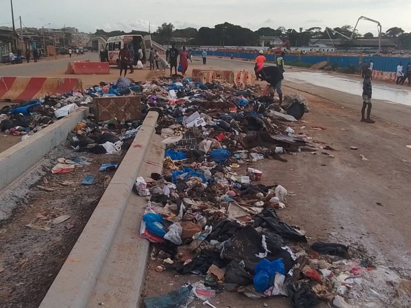 Les ordures ménagères et autres déchets déversés en pleine chaussée. (Ph: Bavane)