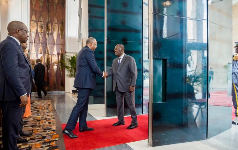 Alassane Ouattara saluant le Premier ministre Patrick Achi.(DR)
